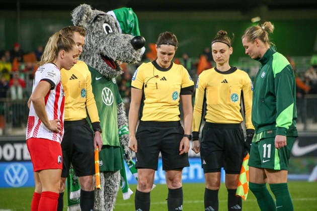 Germany Womens Bundesliga 2025 26, 12 Matchday VfL Wolfsburg VS SC Freiburg AOK Stadion Wolfsburg Referee Naemi Breier 1 Assistant Maria Steinmann Scholz 2 Assistant Adrian Mazurkiewicz Alexandra Popp VfL Wolfsburg Women, 11 Lisa Karl SC Freiburg Women, 2 Copyright: xAymanxAlahmedx