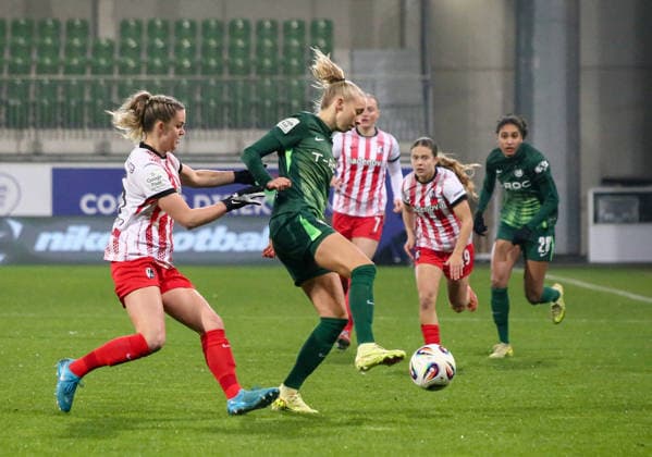 Germany Womens Bundesliga 2025 26, 12 Matchday VfL Wolfsburg VS SC Freiburg AOK Stadion Wolfsburg Ella Peddemors VfL Wolfsburg Women, 5 Greta Stegemann SC Freiburg Women, 16 Copyright: xAymanxAlahmedx