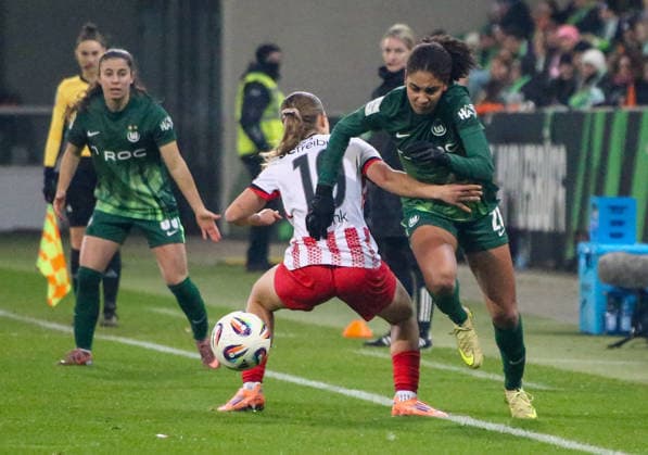 Germany Womens Bundesliga 2025 26, 12 Matchday VfL Wolfsburg VS SC Freiburg AOK Stadion Wolfsburg Cora Zicai VfL Wolfsburg Women, 28 Nia Szenk SC Freiburg Women, 19 Copyright: xAymanxAlahmedx