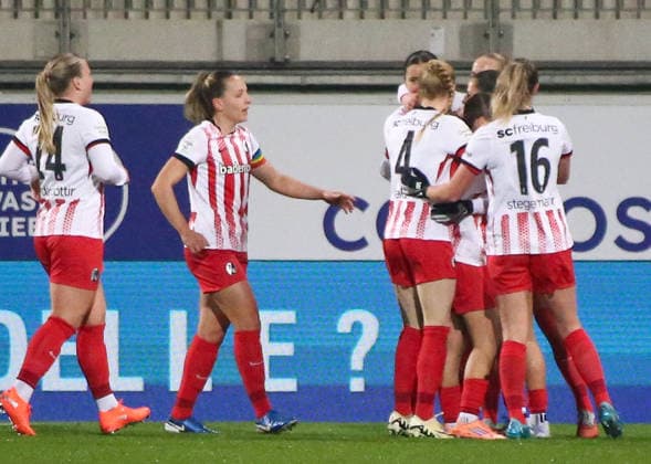 Germany Womens Bundesliga 2025 26, 12 Matchday VfL Wolfsburg VS SC Freiburg AOK Stadion Wolfsburg Goal celebration Leela Egli SC Freiburg Women, 20 Greta Stegemann SC Freiburg Women, 16 Meret Felde SC Freiburg Women, 4 Ingibjörg SigurÃ°ardottir Ingibjorg Sigurdardottir SC Freiburg Women, 24 Copyright: xAymanxAlahmedx