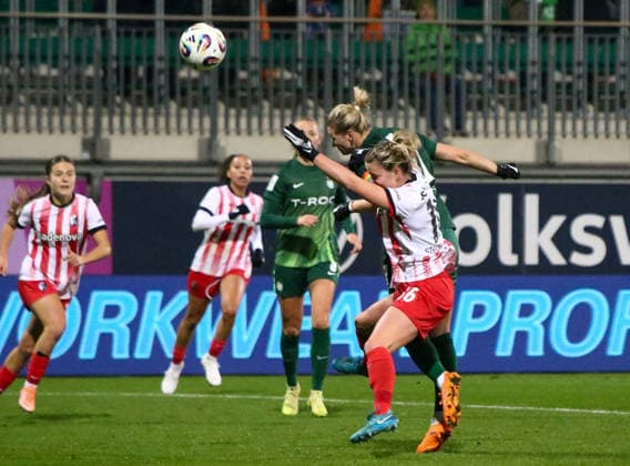 Germany Womens Bundesliga 2025 26, 12 Matchday VfL Wolfsburg VS SC Freiburg AOK Stadion Wolfsburg Alexandra Popp VfL Wolfsburg Women, 11 Greta Stegemann SC Freiburg Women, 16 Copyright: xAymanxAlahmedx