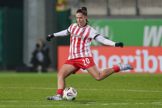 Leela Egli SC Freiburg, 20 on the ball, cropped image, single image, full body, action, action scene, THE DFB GUIDELINES PROHIBIT ANY USE OF PHOTOGRAPHS AS IMAGE SEQUENCES AND OR QUASI VIDEO DFB REGULATIONS PROHIBIT ANY USE OF PHOTOGRAPHS AS IMAGE SEQUENCES AND OR QUASI VIDEO , 05 12 2025, Wolfsburg Germany , Soccer, Google Pixel Womens Bundesliga, VfL Wolfsburg SC Freiburg xobx