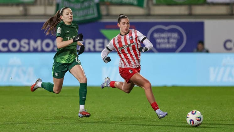 from left Joelle Wedemeyer VfL Wolfsburg, 24 and Leela Egli SC Freiburg, 20 in a duel, dynamic, action, action, game scene, THE DFB REGULATIONS PROHIBIT ANY USE OF PHOTOGRAPHS AS IMAGE SEQUENCES AND OR QUASI VIDEO , 05 12 2025, Wolfsburg Germany , Football, Google Pixel Womens Bundesliga, VfL Wolfsburg SC Freiburg xobx