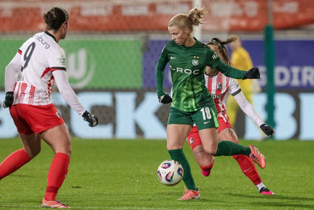 Justine Kielland VfL Wolfsburg, 18 on the ball, single image, full body, action, action, game scene, THE DFB GUIDELINES PROHIBIT ANY USE OF PHOTOGRAPHS AS IMAGE SEQUENCES AND OR QUASI VIDEO DFB REGULATIONS PROHIBIT ANY USE OF PHOTOGRAPHS AS IMAGE SEQUENCES AND OR QUASI VIDEO , 05 12 2025, Wolfsburg Germany , Soccer, Google Pixel Womens Bundesliga, VfL Wolfsburg SC Freiburg xobx