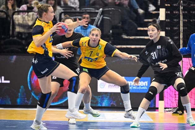 DORTMUND, GERMANY 20251205 Swedens Jenny Carlson and Linn Blohm against South Koreas Boeun Gim during Fridays main round match of the Womens Handball World Cup between Sweden and South Korea at Westfalenhalle in Dortmund, Germany DORTMUND GERMANY x10070x  Copyright: xJessicaxGow TTx HANDBOLLS-VM 2025 SVERIGE-SYDKOREA