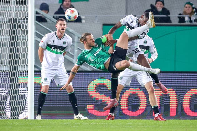 05 12 2025, Football, Preußen Münster Hannover 96, 2 Fußball Bundesliga, Preußenstadion, Saison 2025 2026 Jorrit Hendrix Preussen Muenster 20 at the fall back kick in the duel against Simon Scherder Preussen Muenster 15 DFB regulations prohibit any use of photographs as image sequences and or quasi video Nordrhein Westfalen Germany