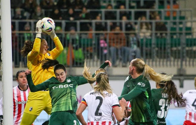 Germany Womens Bundesliga 2025 26, 12 Matchday VfL Wolfsburg VS SC Freiburg AOK Stadion Wolfsburg Laura Benkarth SC Freiburg Women, 1 Caitlin Dijkstra VfL Wolfsburg Women, 3 Copyright: xAymanxAlahmedx
