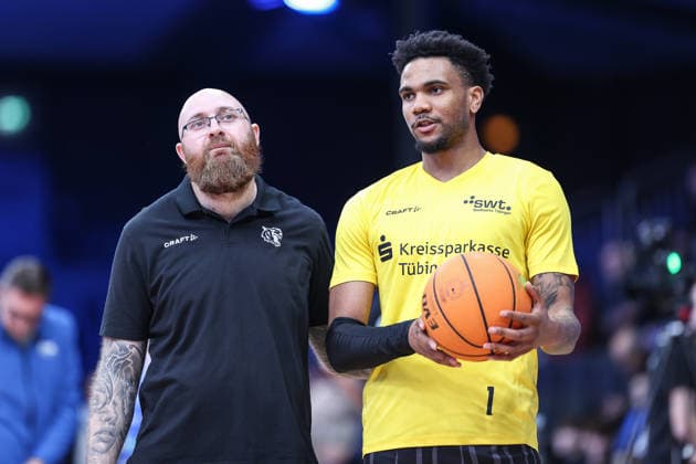 Troy Aaron Culley Tigers Tuebingen, Co Coach and Bernard Joel Pelote III Tigers Tuebingen, 01 warming up before the game, PS Karlsruhe LIONS vs Tigers Tuebingen, Basketball ProA 2 Bundesliga, Matchday 11, Season 2025 2026, 05 12 2025, PS Karlsruhe LIONS vs Tigers Tuebingen, Basketball ProA 2 Bundesliga, Matchday 11, Season 2025 2026, 05 12 2025 Karlsruhe Copyright: xEibner-Pressefoto JanxPrihodax EP_JPA