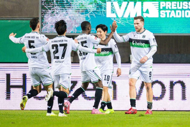 05 12 2025 Soccer, 2025 2026, 2 Bundesliga, Matchday 15, SC Preußen Münster Hannover 96 R Benjamin Källman Hannover celebrates after his goal to 0 1 in a jubilant crowd with L 2R Virgil GhiÈa Hannover , Hayate Matsuda Hannover , Noel Aseko Hannover , Daisuke Yokota Hannover DFL REGULATIONS PROHIBIT ANY USE OF PHOTOGRAPHS AS IMAGE SEQUENCES AND OR QUASI VIDEO