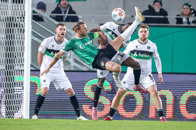 05 12 2025, Football, Preußen Münster Hannover 96, 2 Fußball Bundesliga, Preußenstadion, Saison 2025 2026 Jorrit Hendrix Preussen Muenster 20 at the fall back kick in a duel against Simon Scherder Preussen Muenster 15 DFB regulations prohibit any use of photographs as image sequences and or quasi video Nordrhein Westfalen Germany