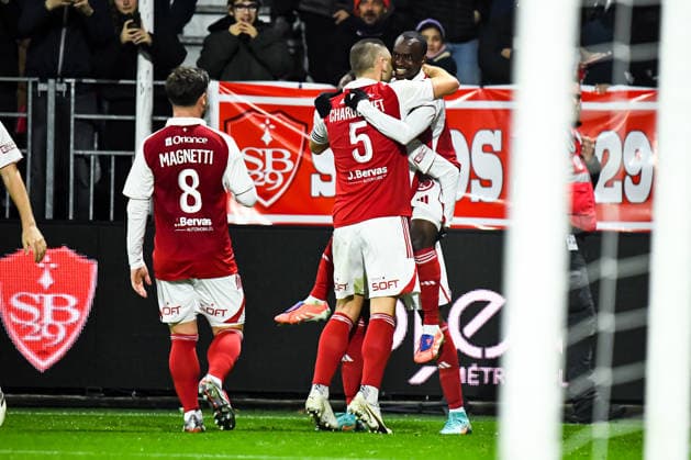 FOOTBALL : Stade Brestois 29 vs AS Monaco - Ligue 1 - JournÃ e 15 - 05 12 2025 Joie des joueurs du Stade Brestois aprÃ s le but de Kamory Doumbia (Stade Brestois) BrestFrance  Copyright: xBaptistexAutissierx