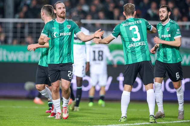 05 12 2025, Football, Preußen Münster Hannover 96, 2 Fußball Bundesliga, Preußenstadion, Saison 2025 2026 Torge Paetow Preussen Muenster 16 neben Jannis Heuer Preussen Muenster 22 Paul Jaeckel Preussen Muenster 03 Marcel Benger Preussen Muenster 06 DFB regulations prohibit any use of photographs as image sequences and or quasi video Nordrhein Westfalen Germany