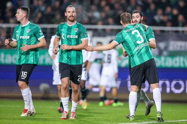 05 12 2025, Football, Preußen Münster Hannover 96, 2 Fußball Bundesliga, Preußenstadion, Saison 2025 2026 Torge Paetow Preussen Muenster 16 neben Jannis Heuer Preussen Muenster 22 Paul Jaeckel Preussen Muenster 03 Marcel Benger Preussen Muenster 06 DFB regulations prohibit any use of photographs as image sequences and or quasi video Nordrhein Westfalen Germany