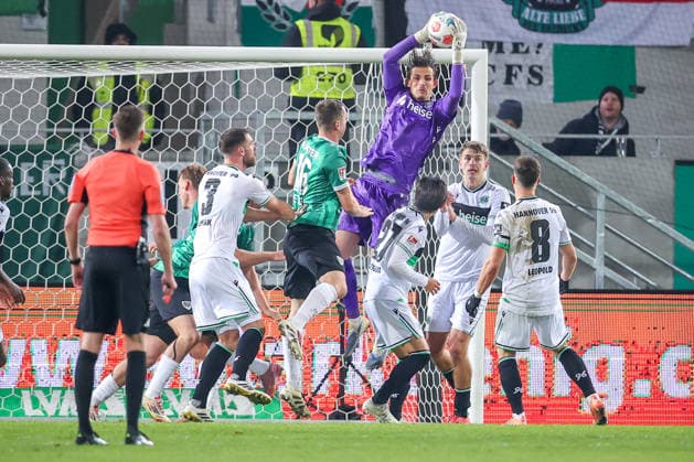 05 12 2025, Football, Preußen Münster Hannover 96, 2 Fußball Bundesliga, Preußenstadion, Saison 2025 2026 Goalkeeper Nahuel Noll Hannover96 01 defends the goal in the penalty area Corner kick penalty area action DFB regulations prohibit any use of photographs as image sequences and or quasi video Nordrhein Westfalen Germany