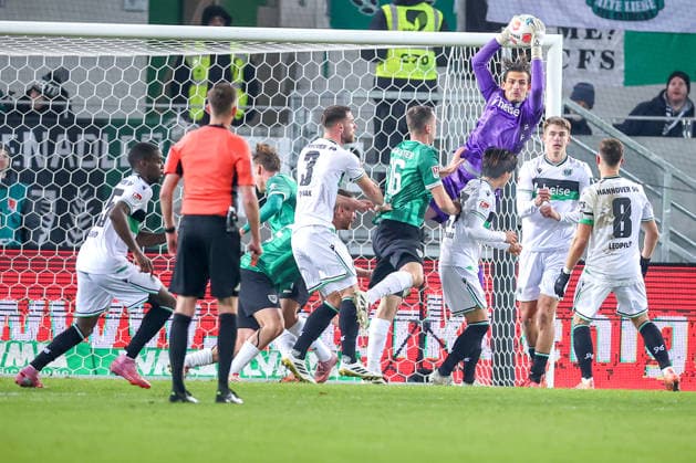 05 12 2025, Football, Preußen Münster Hannover 96, 2 Fußball Bundesliga, Preußenstadion, Saison 2025 2026 Goalkeeper Nahuel Noll Hannover96 01 defends the goal in the penalty area Corner kick penalty area action DFB regulations prohibit any use of photographs as image sequences and or quasi video Nordrhein Westfalen Germany