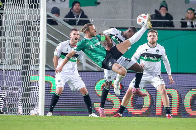 05 12 2025, Football, Preußen Münster Hannover 96, 2 Fußball Bundesliga, Preußenstadion, Saison 2025 2026 Jorrit Hendrix Preussen Muenster 20 at the fall back kick in the duel against Simon Scherder Preussen Muenster 15 DFB regulations prohibit any use of photographs as image sequences and or quasi video Nordrhein Westfalen Germany