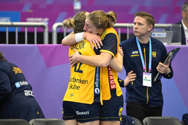 DORTMUND, GERMANY 20251205 Swedens Jenny Carlson and Linn Blohm are dejected after being knocked out of the World Cup despite winning Fridays womens handball World Cup main round match between Sweden and South Korea at Westfalenhalle in Dortmund, Germany DORTMUND GERMANY x10070x  Copyright: xJessicaxGow TTx HANDBOLLS-VM 2025 SVERIGE-SYDKOREA