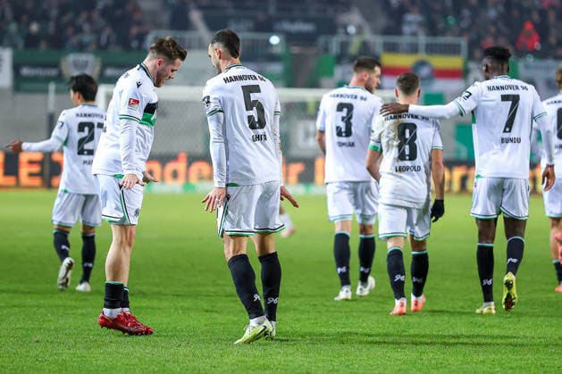 05 12 2025, Football, Preußen Münster Hannover 96, 2 Fußball Bundesliga, Preußenstadion, Saison 2025 2026 Goal celebration after the goal to 1 0 by scorer Benjamin Källman Hannover96 09 together with Virgil GhiÈa Hannover96 05 Pingion Pinguintanz DFB regulations prohibit any use of photographs as image sequences and or quasi video Nordrhein Westfalen Germany