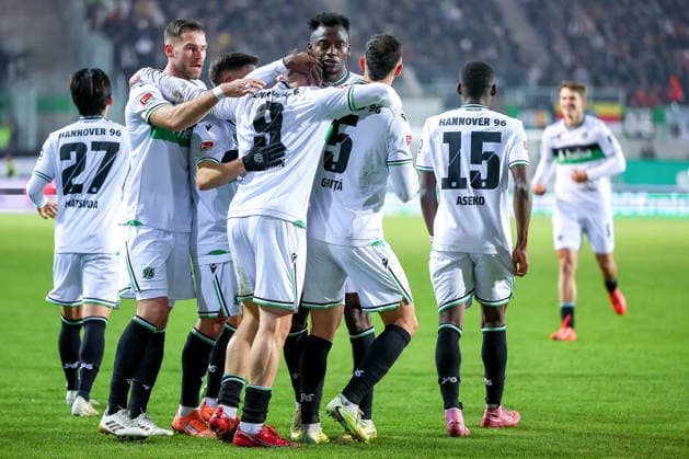 05 12 2025, Football, Preußen Münster Hannover 96, 2 Fußball Bundesliga, Preußenstadion, Saison 2025 2026 Goal celebration after the goal to 1 0 by scorer Benjamin Källman Hannover96 09 together with Daisuke Yokota Hannover96 18 Noel Aseko Hannover96 15 Hayate Matsuda Hannover96 27 Virgil GhiÈa Hannover96 05 DFB regulations prohibit any use of photographs as image sequences and or quasi video Nordrhein Westfalen Germany