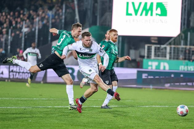 05 12 2025, Football, Preußen Münster Hannover 96, 2 Fußball Bundesliga, Preußenstadion, Saison 2025 2026 Benjamin Källman Hannover96 09 asserts himself against Paul Jaeckel Preussen Muenster 03 and Mikkel Kirkeskov Preussen Muenster 02 and scores the 1 0 Goal Shot Goalscorer DFB regulations prohibit any use of photographs as image sequences and or quasi video Nordrhein Westfalen Germany
