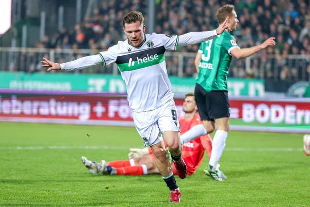 05 12 2025, Football, Preußen Münster Hannover 96, 2 Fußball Bundesliga, Preußenstadion, Saison 2025 2026 Torjubel nach dem Tor zum 1 0 durch Torschütze Benjamin Källman Hannover96 09 DFB regulations prohibit any use of photographs as image sequences and or quasi video Nordrhein Westfalen Germany