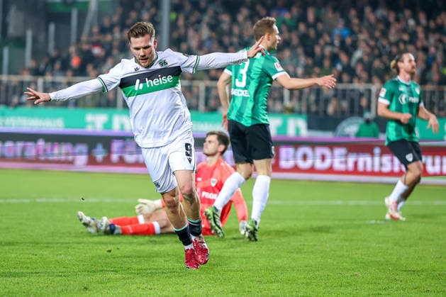 05 12 2025, Football, Preußen Münster Hannover 96, 2 Fußball Bundesliga, Preußenstadion, Saison 2025 2026 Torjubel nach dem Tor zum 1 0 durch Torschütze Benjamin Källman Hannover96 09 DFB regulations prohibit any use of photographs as image sequences and or quasi video Nordrhein Westfalen Germany