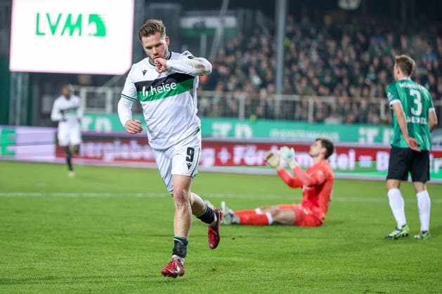 05 12 2025, Football, Preußen Münster Hannover 96, 2 Fußball Bundesliga, Preußenstadion, Saison 2025 2026 Torjubel nach dem Tor zum 1 0 durch Torschütze Benjamin Källman Hannover96 09 küsst seine Faust DFB regulations prohibit any use of photographs as image sequences and or quasi video Nordrhein Westfalen Germany