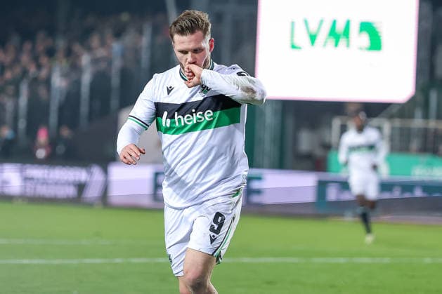 05 12 2025, Football, Preußen Münster Hannover 96, 2 Fußball Bundesliga, Preußenstadion, Saison 2025 2026 Torjubel nach dem Tor zum 1 0 durch Torschütze Benjamin Källman Hannover96 09 küsst seine Faust DFB regulations prohibit any use of photographs as image sequences and or quasi video Nordrhein Westfalen Germany