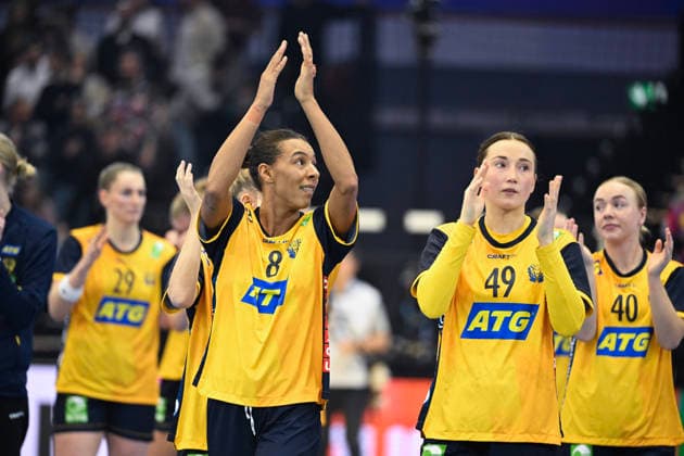 DORTMUND, GERMANY 20251205 Sweden s Jamina Roberts, Nathalie Hagman and Olivia Löfqvist thank the crowd after the win, 32 27, in Friday s match in the main round of the Women s Handball World Championship between Sweden and South Korea at the Westfalenhalle in Dortmund, Germany DORTMUND GERMANY x10070x  Copyright: xJessicaxGow TTx HANDBALL WORLD CHAMPIONSHIP 2025 SWEDEN-SOUTH KOREA