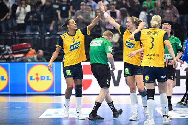 DORTMUND, GERMANY 20251205 Swedens Jamina Roberts, Linn Blohm and Nina Koppang after winning, 32 27, in Fridays main round match of the Womens Handball World Cup between Sweden and South Korea at Westfalenhalle in Dortmund, Germany Even before the match, the Swedish womens handball team was eliminated from the World Cup DORTMUND GERMANY x10070x  Copyright: xJessicaxGow TTx HANDBOLLS-VM 2025 SVERIGE-SYDKOREA