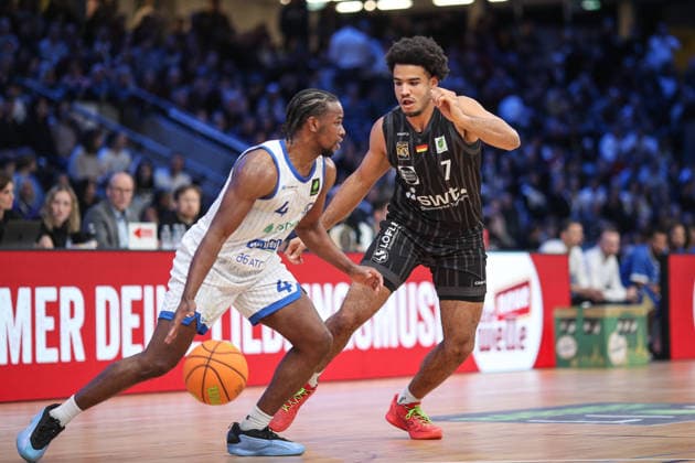 Silas Kaan Osezua Oriane Tigers Tuebingen, 07 in duel with Isaiah Rayshaud Hart PS Karlsruhe LIONS, 04 , PS Karlsruhe LIONS vs Tigers Tuebingen, Basketball ProA 2 Bundesliga, 11 Matchday, Season 2025 2026, 05 12 2025, PS Karlsruhe LIONS vs Tigers Tuebingen, Basketball ProA 2 Bundesliga, 11 Matchday, Season 2025 2026, 05 12 2025 Karlsruhe Copyright: xEibner-Pressefoto JanxPrihodax EP_JPA