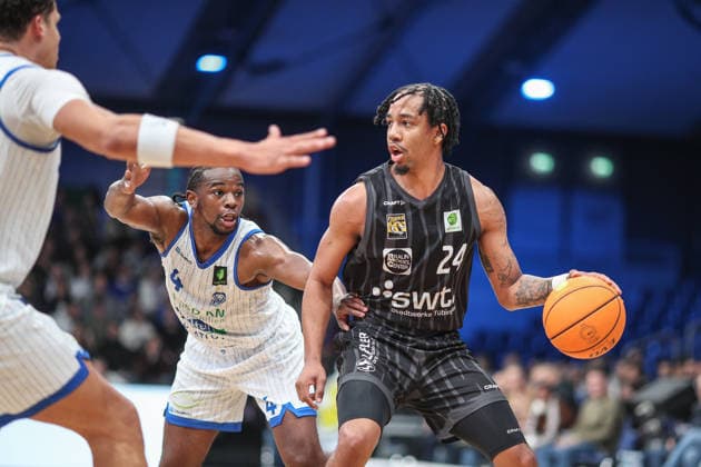 On the ball JaCobi Allen Wood Tigers Tuebingen, 24 vs Isaiah Rayshaud Hart PS Karlsruhe LIONS, 04 , PS Karlsruhe LIONS vs Tigers Tuebingen, Basketball ProA 2 Bundesliga, 11 Matchday, Season 2025 2026, 05 12 2025, PS Karlsruhe LIONS vs Tigers Tuebingen, Basketball ProA 2 Bundesliga, 11 Matchday, Season 2025 2026, 05 12 2025 Karlsruhe Copyright: xEibner-Pressefoto JanxPrihodax EP_JPA