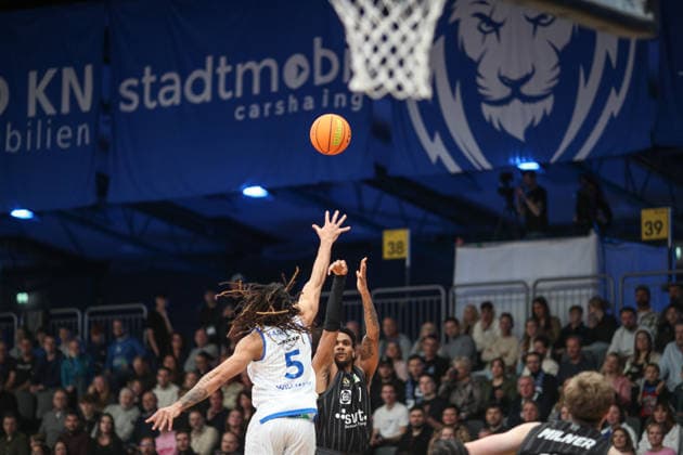 3 points Bernard Joel Pelote III Tigers Tuebingen, 01 vs Tyrese Williams PS Karlsruhe LIONS, 05 , PS Karlsruhe LIONS vs Tigers Tuebingen, Basketball ProA 2 Bundesliga, 11 Matchday, Season 2025 2026, 05 12 2025, PS Karlsruhe LIONS vs Tigers Tuebingen, Basketball ProA 2 Bundesliga, 11 Matchday, Season 2025 2026, 05 12 2025 Karlsruhe Copyright: xEibner-Pressefoto JanxPrihodax EP_JPA