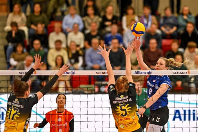 VBL Allianz MTV Stuttgart VfB Suhl Lotto Thüringen 05 12 2025 VBL, Volleyball, 1 Bundesliga, Women, Season 2025 2026, Allianz MTV Stuttgart in blue , against VfB Suhl LOTTO Thüringen in yellow black , Eleanor Holthaus 8 in attack against 5 Hannah Hartmann and 17 Alina Nasin, Copyright: xBEAUTIFULxSPORTS TomxBlochx