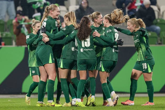 VfL Wolfsburg players with goal celebration, cheering, jubilant, optimistic, game scene, highlight, joy about the goal to 2 1, THE DFB REGULATIONS PROHIBIT ANY USE OF PHOTOGRAPHS AS IMAGE SEQUENCES AND OR QUASI VIDEO , 05 12 2025, Wolfsburg Germany , Football, Google Pixel Womens Bundesliga, VfL Wolfsburg SC Freiburg xobx