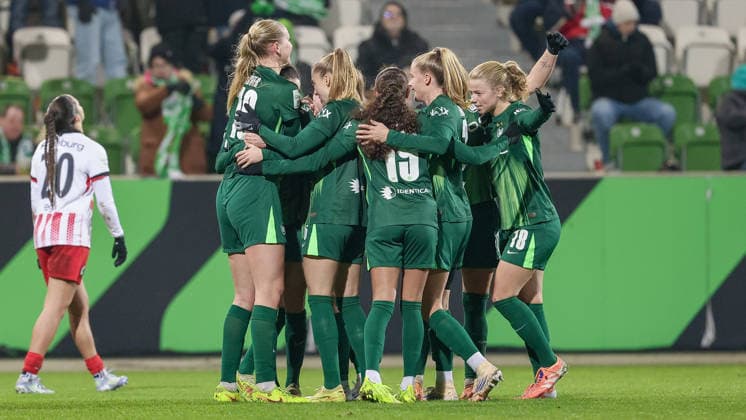 VfL Wolfsburg players with goal celebration, cheering, jubilant, optimistic, game scene, highlight, joy about the goal to 2 1, THE DFB REGULATIONS PROHIBIT ANY USE OF PHOTOGRAPHS AS IMAGE SEQUENCES AND OR QUASI VIDEO , 05 12 2025, Wolfsburg Germany , Football, Google Pixel Womens Bundesliga, VfL Wolfsburg SC Freiburg xobx