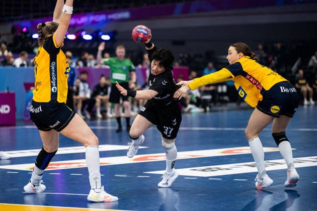251205 Kristin Thorleifsdottir and Olivia Löfqvist of Sweden against Minseo Kim of South Korea during the 2025 IHF Women™s World Championship handball match between Sweden and South Korea on December 5, 2025 in Dortmund Photo Emma Wallskog BILDBYRAN COP 320 EW0603 handball handball handball bbeng vm handball vm handbolls vm ihf handball world championship world handball championship 2025 world championship 2025 sverige sweden south korea dam  Copyright: EMMAxWALLSKOG BB251205EW116