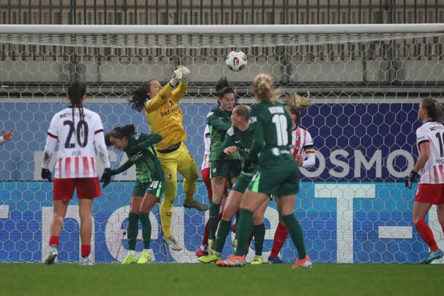 VfL Freiburg, BL Frauen Wolfsburg, 05 12 2025, FUßBALL VfL Wolfsburg vs SC Freiburg, Google Pixel Frauen Bundesliga, Saison 2025 26 Goalkeeper Laura Benkarth SC Freiburg , Caitlin Dijkstra VfL Wolfsburg Wolfsburg