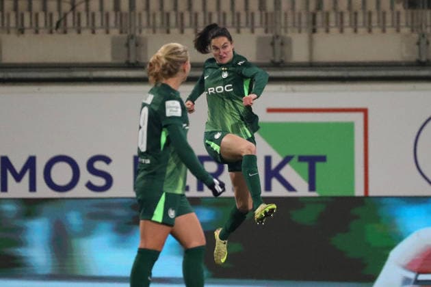 VfL Freiburg, BL Frauen Wolfsburg, 05 12 2025, FUßBALL VfL Wolfsburg vs SC Freiburg, Google Pixel Frauen Bundesliga, Saison 2025 26 Caitlin Dijkstra VfL Wolfsburg cheers after her goal to make it 2 1 Wolfsburg
