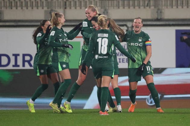 VfL Freiburg, BL Frauen Wolfsburg, 05 12 2025, FUßBALL VfL Wolfsburg vs SC Freiburg, Google Pixel Frauen Bundesliga, Saison 2025 26 Caitlin Dijkstra VfL Wolfsburg cheers with the team after her goal to make it 2 1 Wolfsburg