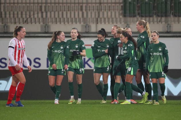 VfL Freiburg, BL Frauen Wolfsburg, 05 12 2025, FUßBALL VfL Wolfsburg vs SC Freiburg, Google Pixel Frauen Bundesliga, Saison 2025 26 Caitlin Dijkstra VfL Wolfsburg cheers with the team after her goal to make it 2 1 Wolfsburg