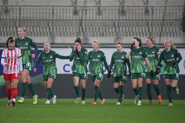 VfL Freiburg, BL Frauen Wolfsburg, 05 12 2025, FUßBALL VfL Wolfsburg vs SC Freiburg, Google Pixel Frauen Bundesliga, Saison 2025 26 Caitlin Dijkstra VfL Wolfsburg cheers with the team after her goal to make it 2 1 Wolfsburg