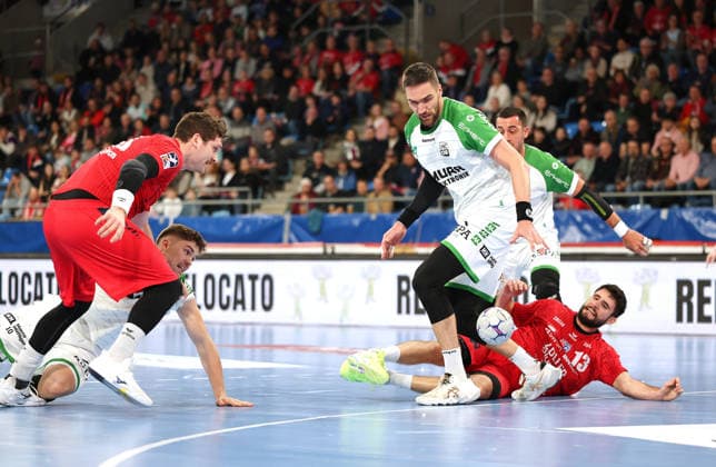 05 12 2025, Germany, Bietigheim, Handball 2 Bundesliga, SG BBM Bietigheim vs HC Oppenweiler Backnang, f l Jonathan Fischer BBM , Nick Fröhlich HCO , Dominik Weiß HCO , Juan de la Pena BBM