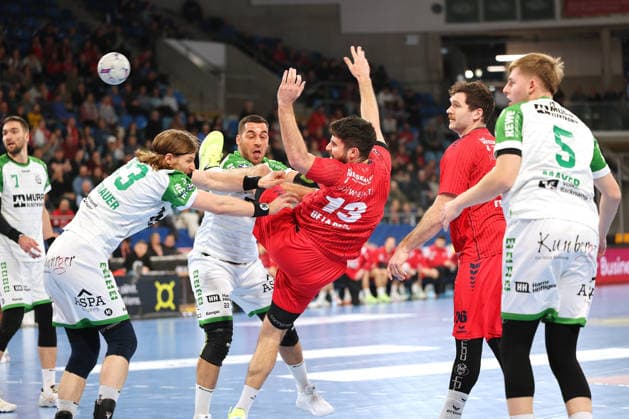 05 12 2025, Germany, Bietigheim, Handball 2 Bundesliga, SG BBM Bietigheim vs HC Oppenweiler Backnang, f l Jan Forstbauer HCO , Ruben Carlos Mota de Sousa HCO , Juan de la Pena BBM
