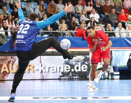05 12 2025, Germany, Bietigheim, Handball 2 Bundesliga, SG BBM Bietigheim vs HC Oppenweiler Backnang, f l Janis Boieck HCO , Djibril MÂ Bengue BBM