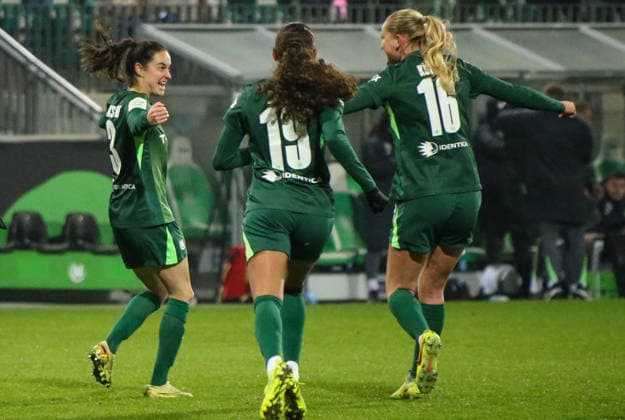 Germany Womens Bundesliga 2025 26, 12 Matchday VfL Wolfsburg VS SC Freiburg AOK Stadion Wolfsburg Goal celebration Caitlin Dijkstra VfL Wolfsburg Women, 3 Alexandra Popp VfL Wolfsburg Women, 11 Kessya Bussy VfL Wolfsburg Women, 19 Copyright: xAymanxAlahmedx