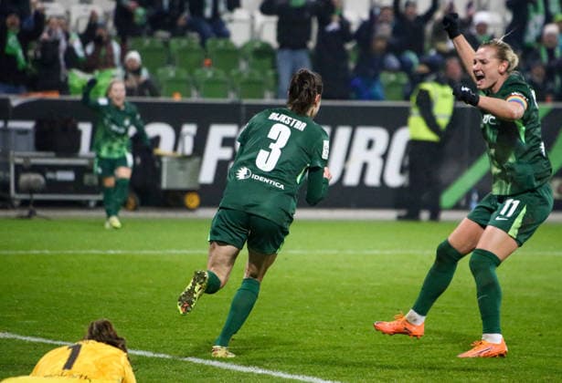 Germany Womens Bundesliga 2025 26, 12 Matchday VfL Wolfsburg VS SC Freiburg AOK Stadion Wolfsburg Goal celebration Caitlin Dijkstra VfL Wolfsburg Women, 3 Alexandra Popp VfL Wolfsburg Women, 11 Copyright: xAymanxAlahmedx