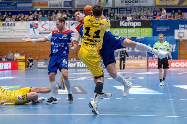 From left Tobias Heinzelmann HBW Balingen Weilstetten, 28 , Csaba Leimeter HBW Balingen Weilstetten, 52 , Lucas Schneider HSG Krefeld Niederrhein, 11 HBW Balingen Weilstetten HSG Krefeld Niederrhein, Handball 2 Bundesliga, Matchday 14, Season 2025 2026, 05 12 25 HBW Balingen Weilstetten HSG Krefeld Niederrhein, Handball 2 Bundesliga, Matchday 14, Season 2025 2026, 05 12 25 Balingen Copyright: xEibner-Pressefoto KirstenxThiemax
