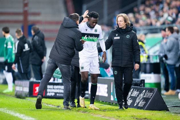 05 12 2025 Soccer, 2025 2026, 2 Bundesliga, 15 Matchday, SC Preußen Münster Hannover 96 L M Christian Titz Coach Hannover , Mustapha Bundu Hannover injured, Injury DFL REGULATIONS PROHIBIT ANY USE OF PHOTOGRAPHS AS IMAGE SEQUENCES AND OR QUASI VIDEO