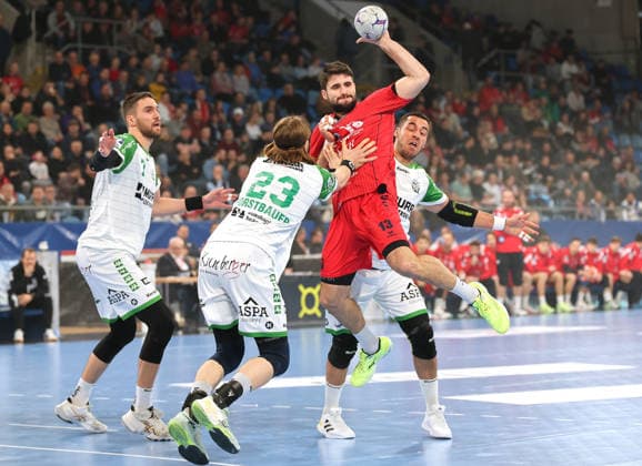 05 12 2025, Germany, Bietigheim, Handball 2 Bundesliga, SG BBM Bietigheim vs HC Oppenweiler Backnang, f l Dominik Weiß HCO , Jan Forstbauer HCO , Juan de la Pena BBM , Carlos de Sousa HCO
